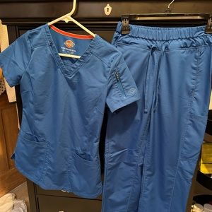 Dickies women’s XXS Royal scrub set